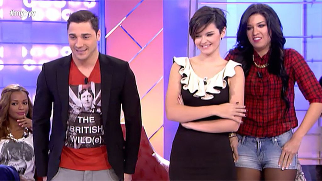 Alex entra del brazo de Yasmina y Angie