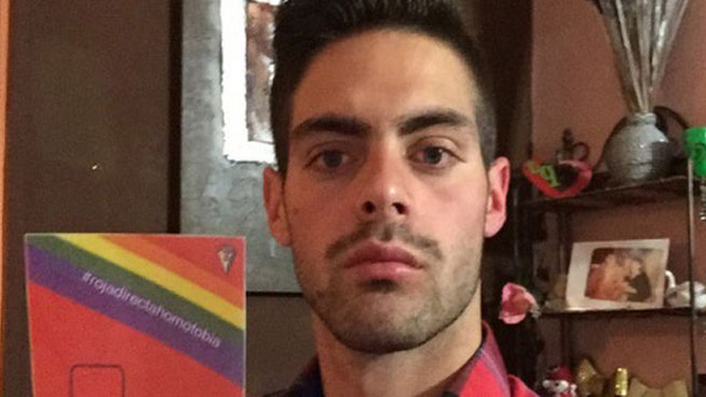El árbitro gay que denunció agresiones homófobas abandona el fútbol