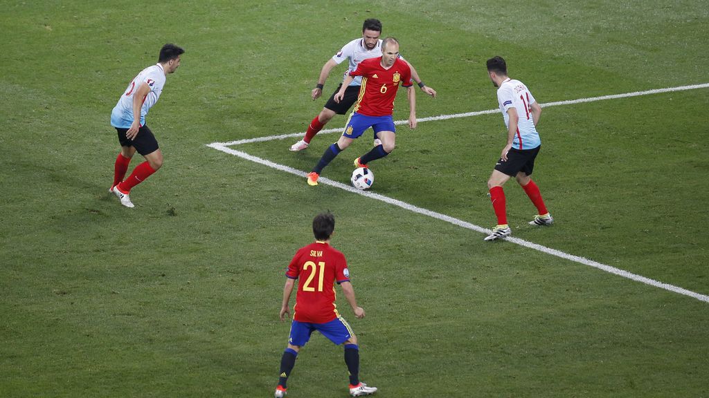 ¡Iniesta, Iniesta, Iniesta! Espectacular ovación de la grada que se rinde al mago de La Roja