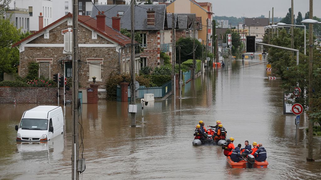 El temor y la incredulidad se apodera de los parisinos, que huyen de las calles en lancha