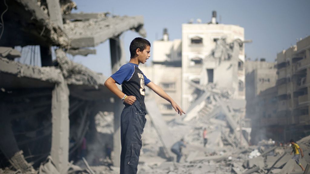 La Franja de Gaza amanece bajo la devastación de otra noche terrible