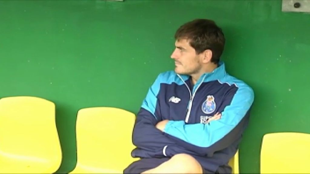Casillas presencia en el banquillo su primer partido con el Oporto