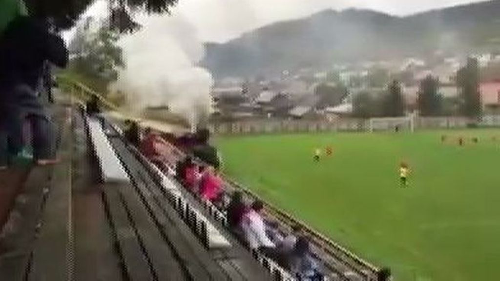 ¡Un tren atraviesa el campo de fútbol en pleno partido!