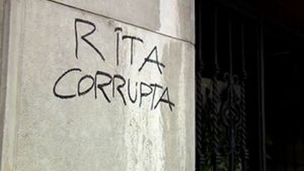 Aparece la pintada "Rita corrupta" en el domicilio de Barberá