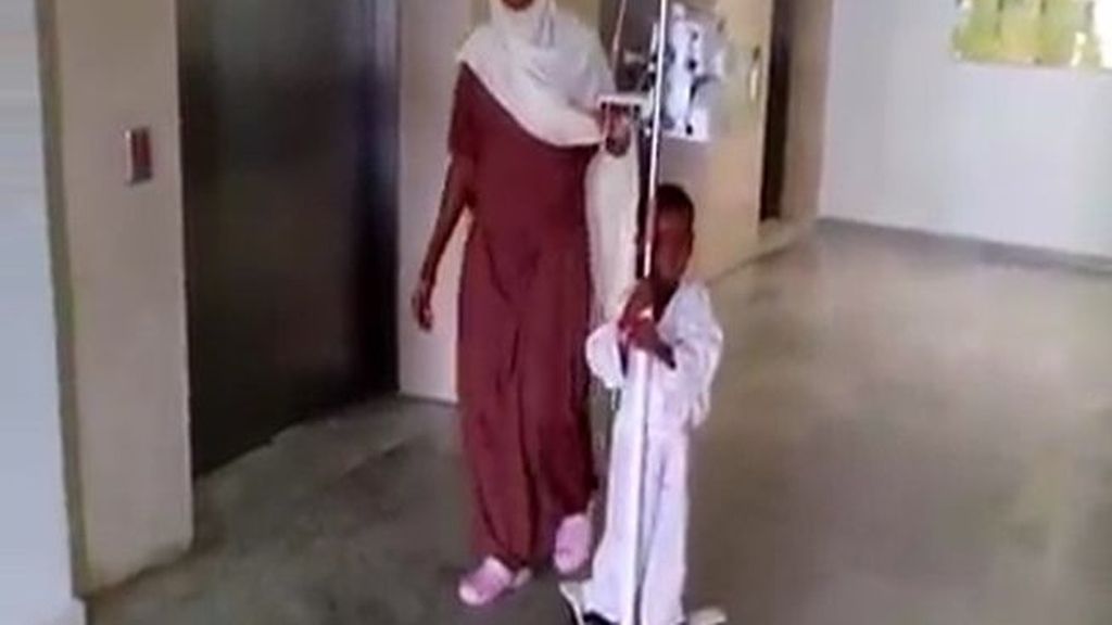 Muaht pasea acompañado por su madre en el hospital de Córdoba antes de ser operado