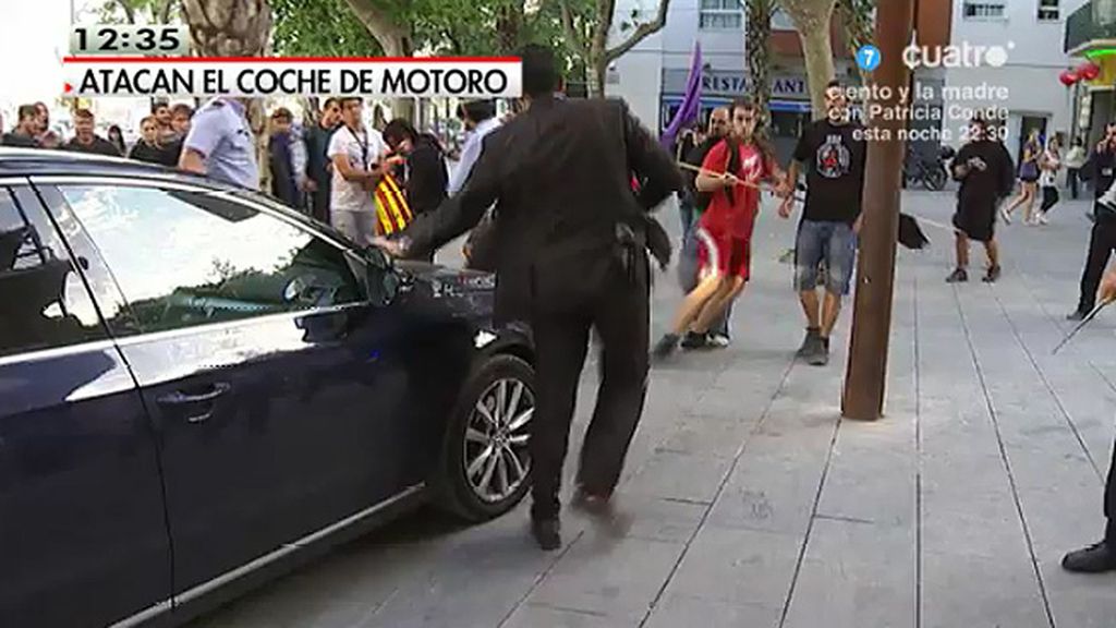 Manifestantes atacan el coche de Montoro y Camacho en un mitin en Barcelona