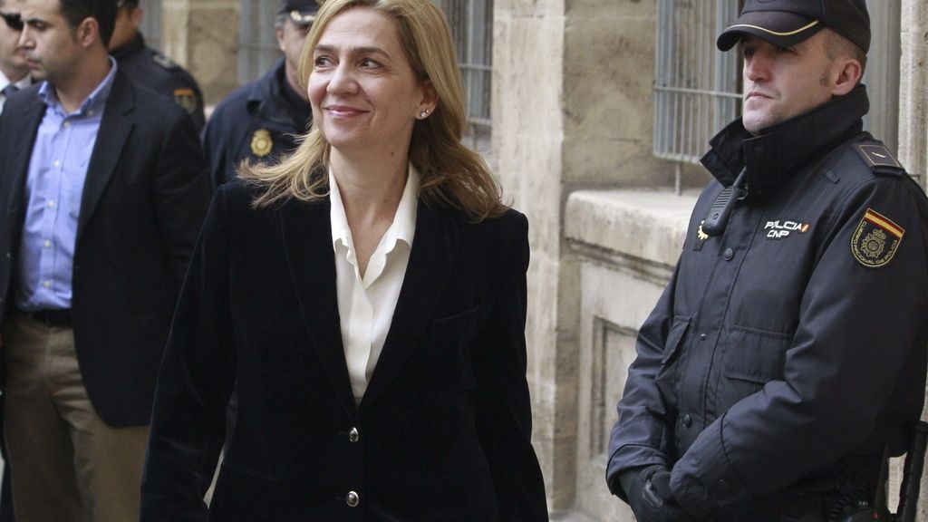 La infanta Cristina llega sonriente a los juzgados de Palma de Mallorca