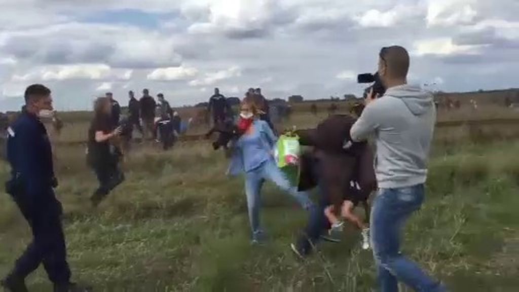 Despiden a una periodista húngara por agredir a varios refugiados