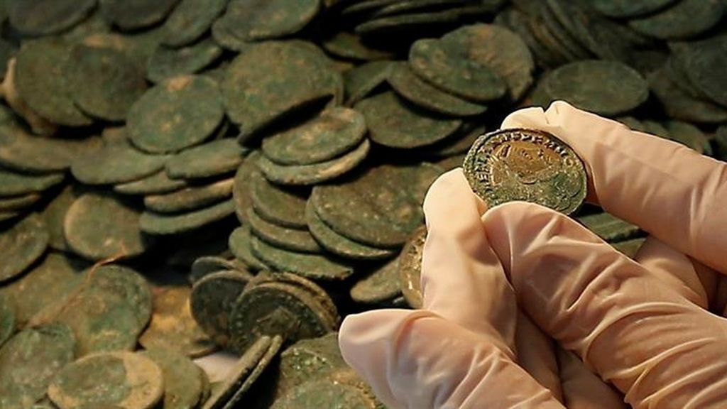 Hallan 19 ánforas con 600 kilos de monedas de bronce romanas en Tomares