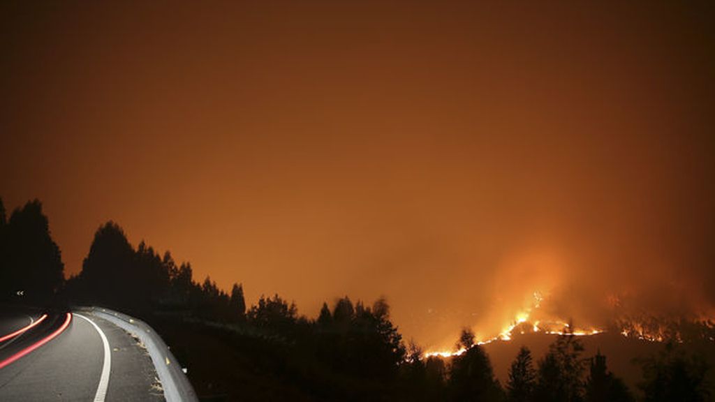 El incendio obliga a desalojar a decenas de vecinos en Cotobade