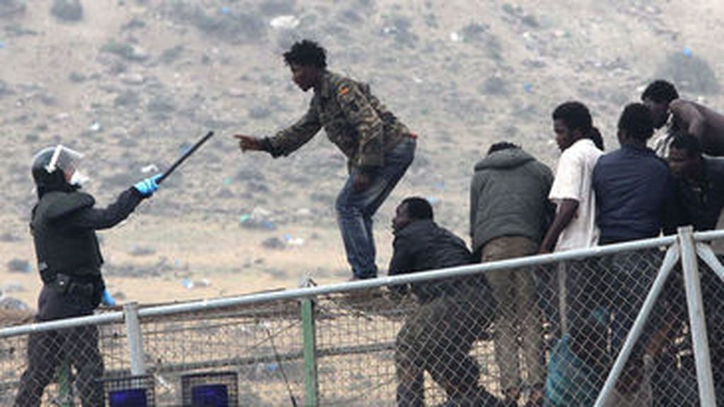 Los inmigrantes y los policías, el pulso sobre la valla de Melilla