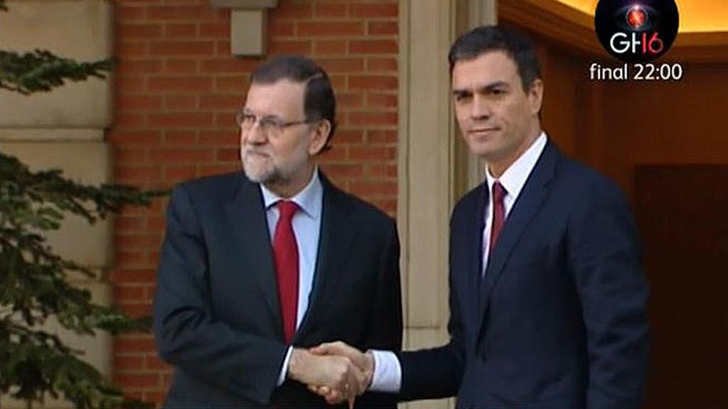 Rajoy y Sánchez, muy serios en su saludo