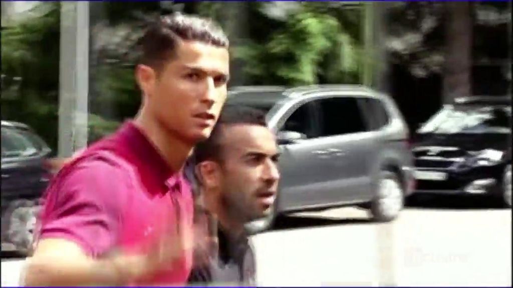 Los aficionados portugueses saltan vallas y setos por hacerse una foto con Cristiano