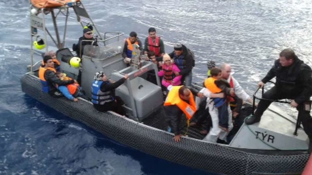 Un buque del CSIC rescata a 200 inmigrantes a la deriva en el Mediterráneo