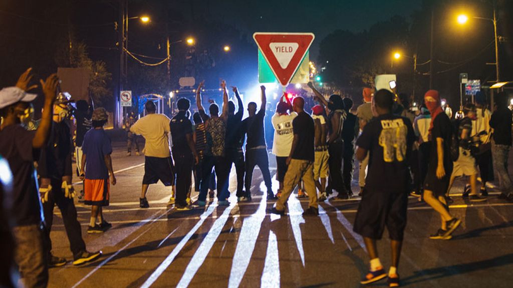 Nueva noche de protestas raciales en Ferguson