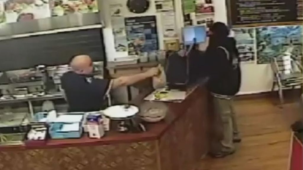 La inédita técnica con la que el dueño de una tienda de kebabs espanta al ladrón armado