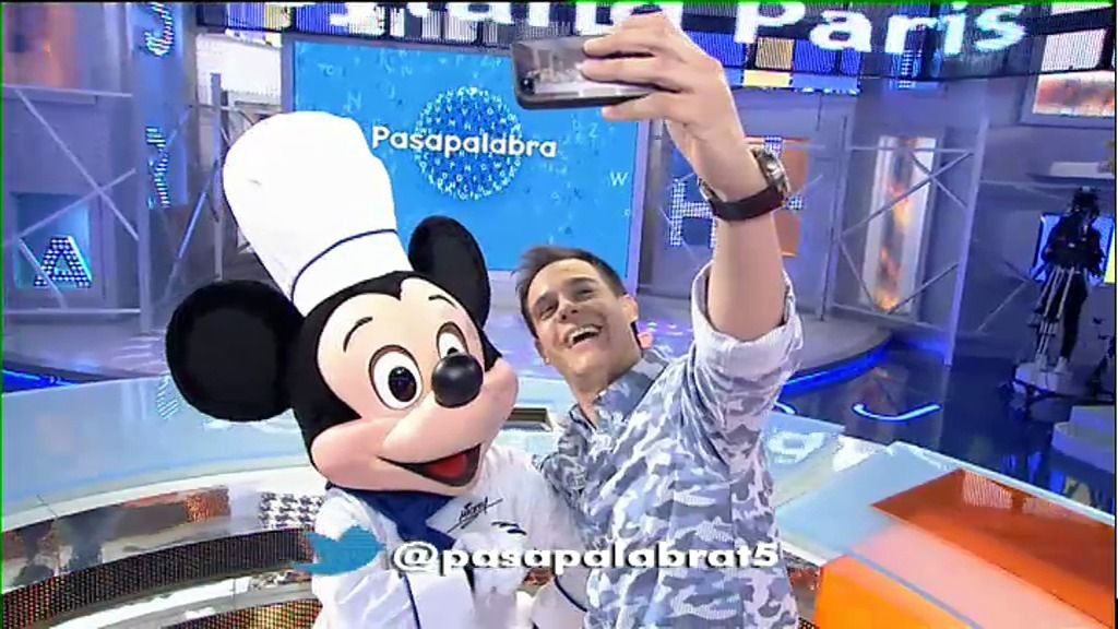 Christian se hace un ‘selfie’ con Mickey