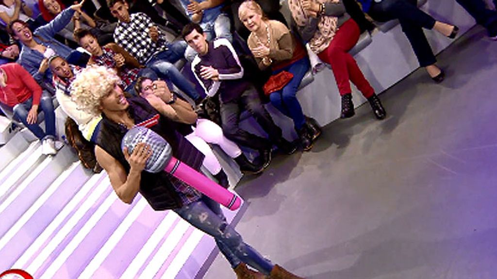Alejandro, cargadito de regalos para Elisa