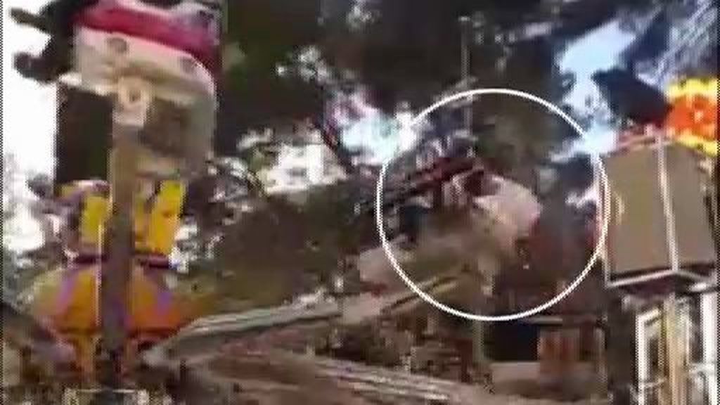 Un niño sale volando de una atracción en una feria en Valencia