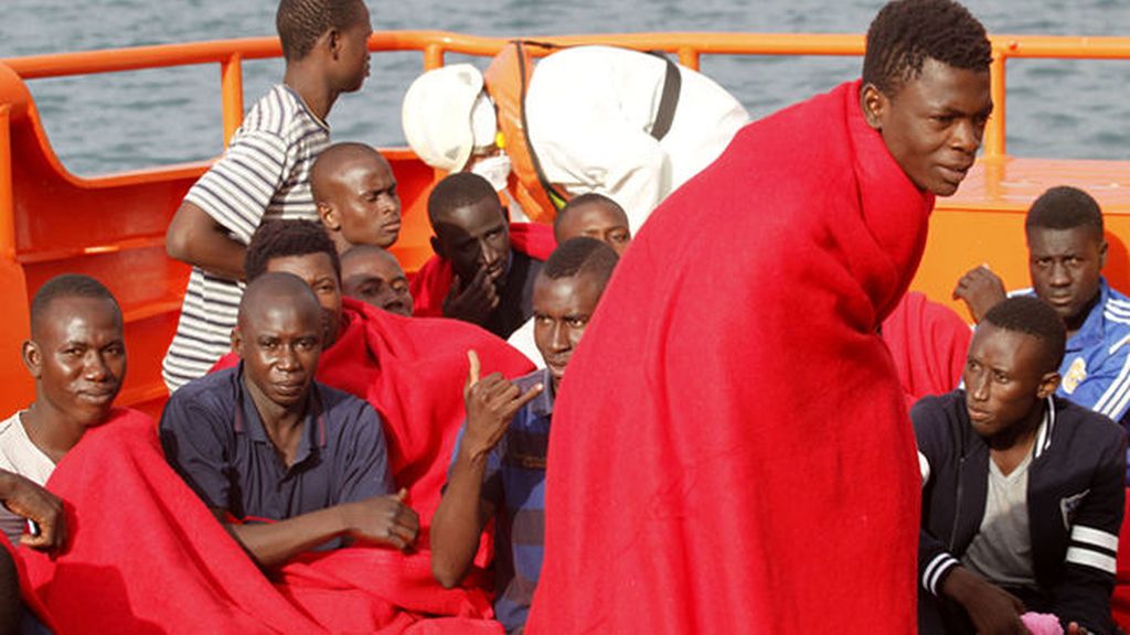 "Salvamento Marítimo, viva": así agradecen 36 inmigrantes su rescate en el Estrecho