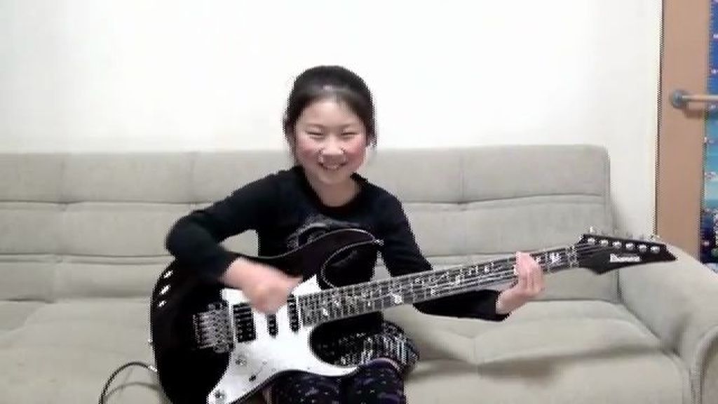 El video de una niña japonesa de ocho años tocando heavy metal