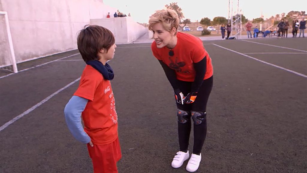 Tania Llasera sorprende a Lucas en su entrenamiento