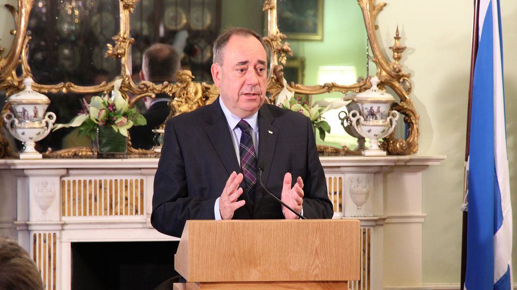 Dimite Alex Salmond, líder independentista escocés