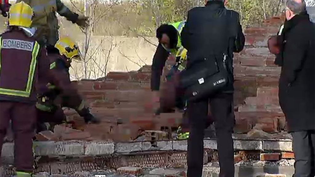 Dos jóvenes mueren aplastados por la caída de un muro en Terrassa