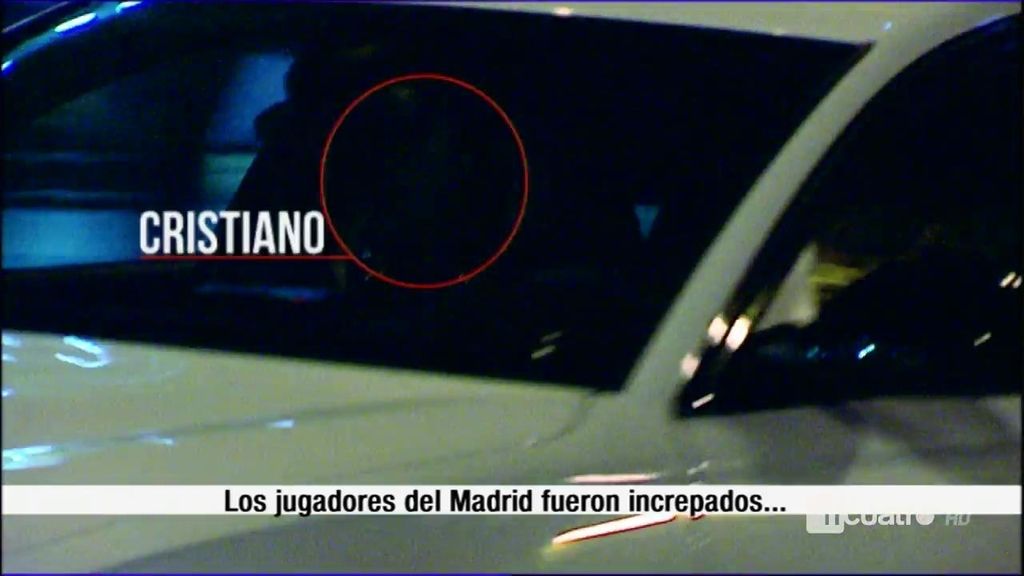 La afición del Madrid espero a los jugadores a la salida del Bernabéu: "¡Varane, vago!"