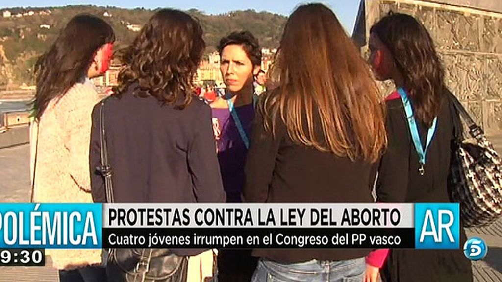 Nebot habla con las jóvenes que protestaron contra la ley del aborto en el congreso del PP Nebot habla con las jóvenes que protestaron contra la ley del aborto en el congreso del PP