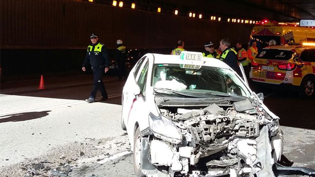 Un taxista sufre un infarto y provoca una colisión frontal en Madrid