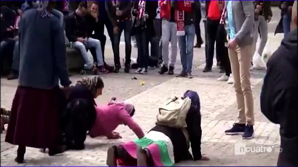 Las vergonzosas burlas de los aficionados del PSV a varias mendigas en la Plaza Mayor