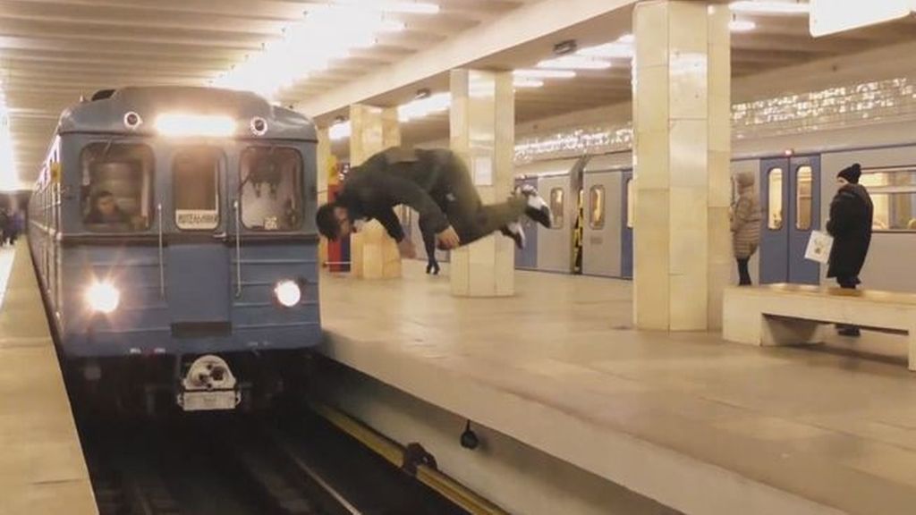 Arriesga su vida haciendo acrobacias entre los andenes del metro