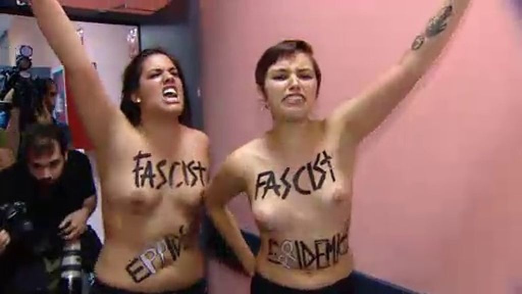 Dos activistas de Femen boicotean un mitin de Esperanza Aguirre