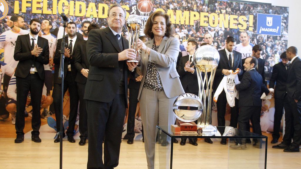 El Real Madrid ofrece la Copa del Rey de baloncesto en el Ayuntamiento