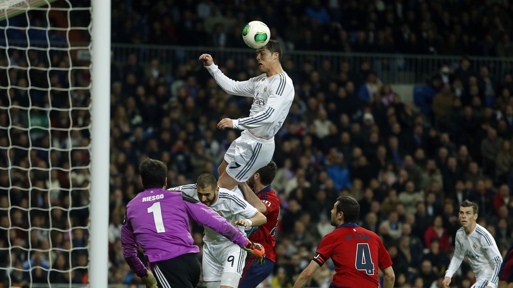 ¿Cuánto salta Cristiano Ronaldo para rematar de cabeza de esta forma tan brutal?