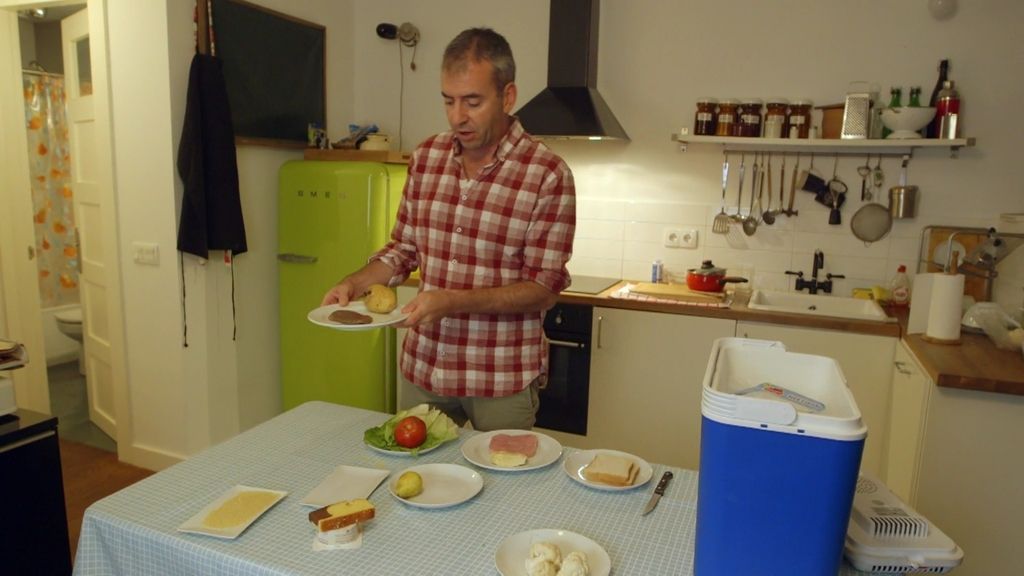 Nacho Medina elabora en su casa un menú con los alimentos de la basura