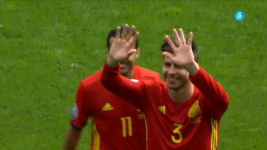 España sufre pero gana y Piqué hace piña: "Ahí está mi hijo con la camiseta de España"