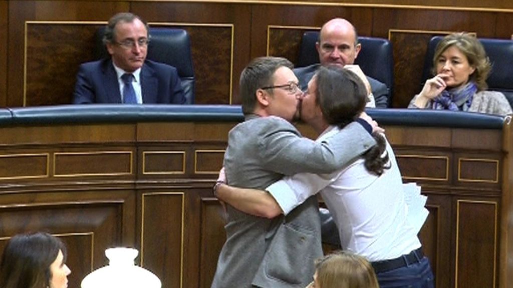 Pablo Iglesias celebra la intervención de Xavier Doménech con un beso en los labios