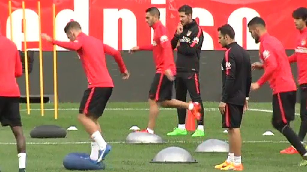 El Atlético entrena en el Calderón con la mente puesta en el Valencia