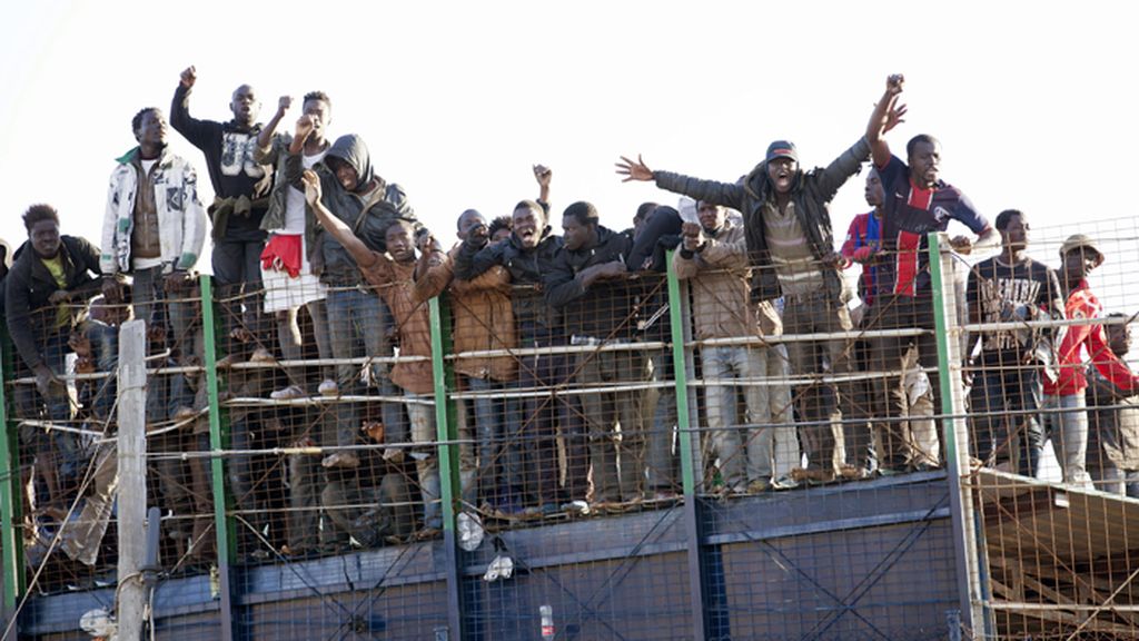 Nuevo salto de un centenar de inmigrantes en la valla de Melilla