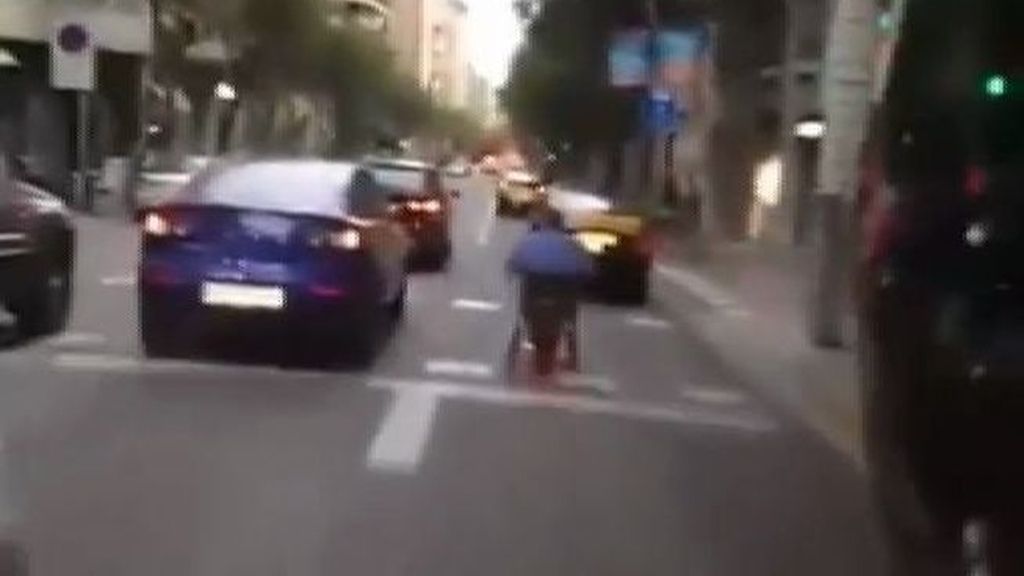 Una silla de ruedas motorizada asombra a los vecinos de Barcelona, "se juega la vida"