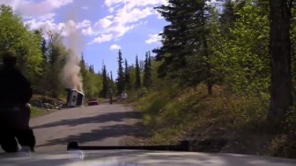 El relato de un angustioso rescate segundos antes de incendiarse su coche