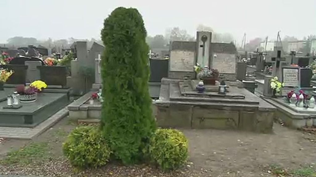 El ofensivo trabajo de jardinería 'erótica' en un cementerio de Polonia