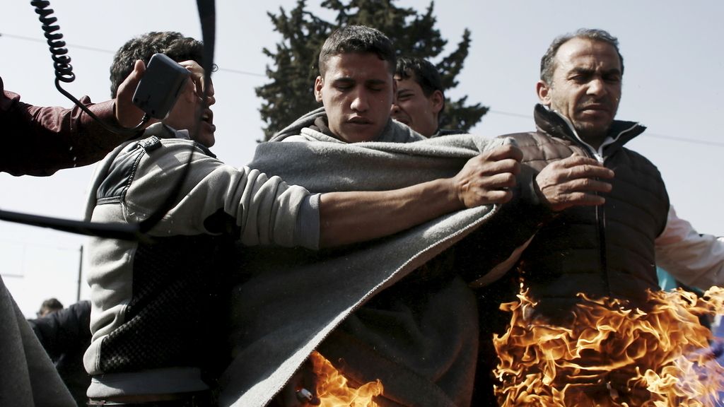 Un refugiado se quema a lo bonzo en el campamento de Idomeni