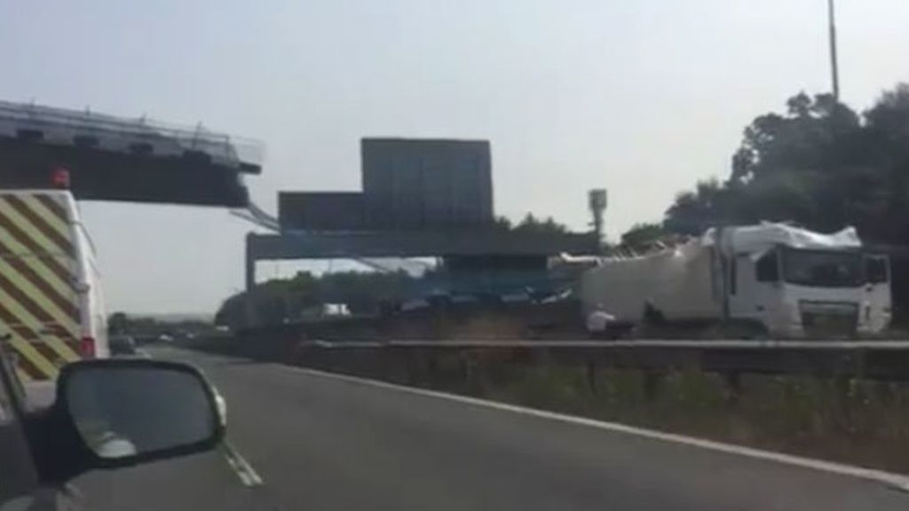 Un puente se derrumba sobre una autopista y parte en dos un camión