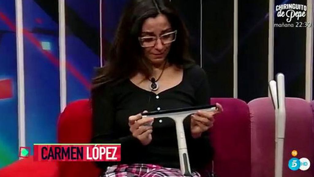 Carmen López se emociona: "Me ha dado ternura ver una escoba"