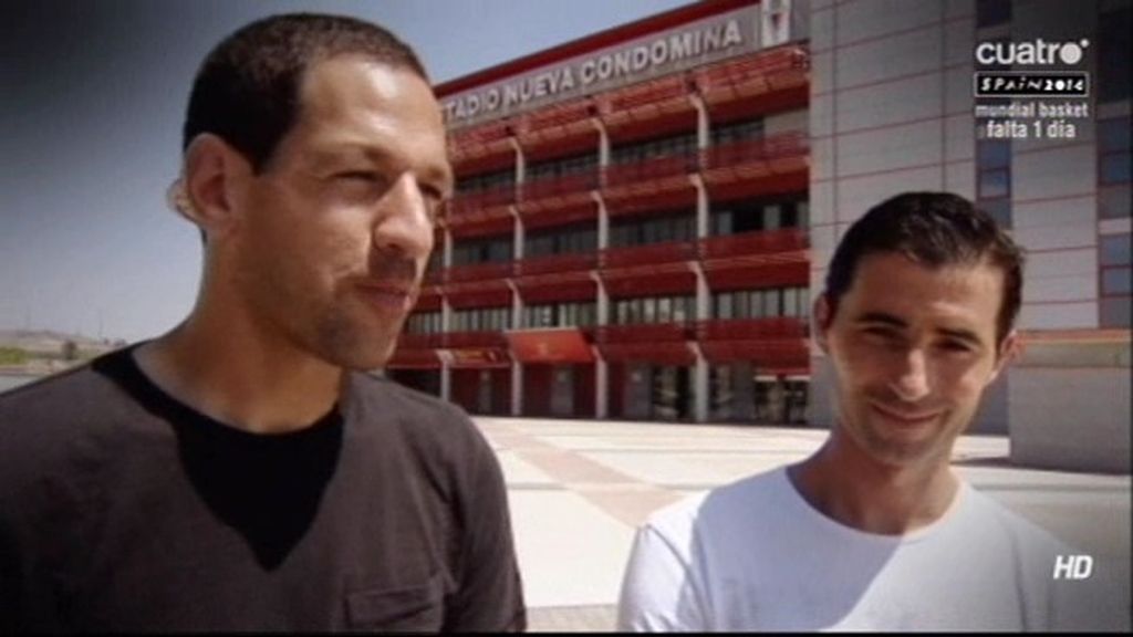 Miguel Albiol y Acciari, capitanes del Murcia, muestran las consecuencias del descenso