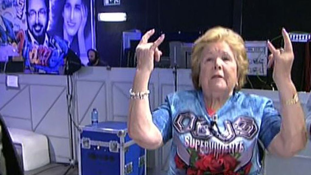 María, madre de Fortu entra triunfalmente en plató cantando