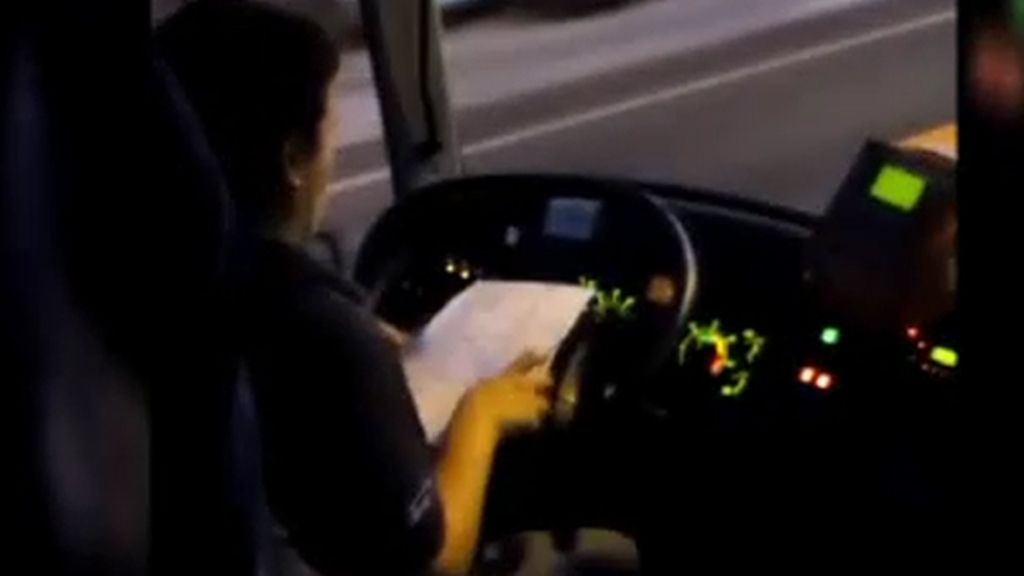 Indignante imprudencia de dos autobuseros que usan el móvil y leen al volante